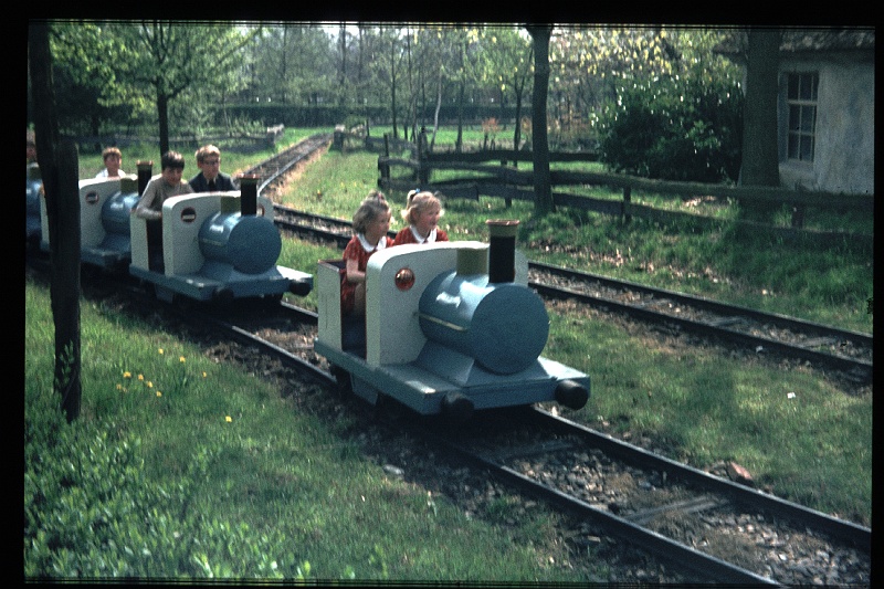 33.Efteling mei 1970 Brigitte,Marion.JPG